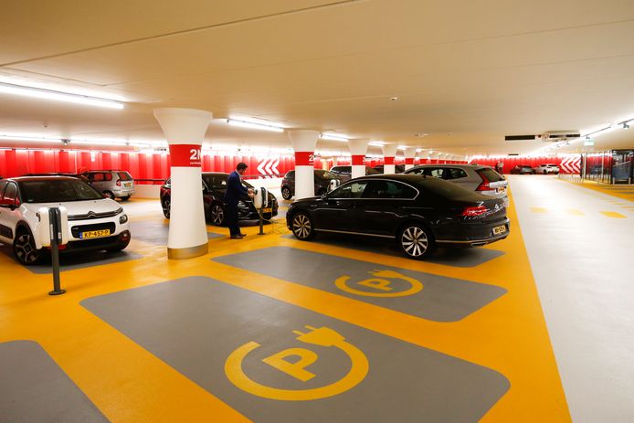 Elektrische auto's in parkeergarages vormen een gevaar
