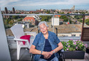 Truus Davidse in haar appartement in Zeewinde, met het uitzicht over Scheveningen waar haar man zo van hield.