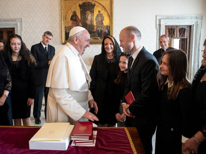 Omstreden premier Malta op bezoek bij paus, te midden van politieke crisis