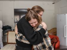 Esther (12) uit Schore geeft haar geld aan Lera uit Oekraïne, die slachtoffer werd van een inbraak: ‘Dit is zo lief!’