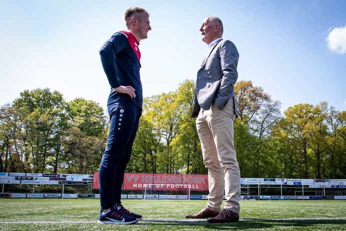 Hellendoorn-trainer Bart Benneker (links) neemt het zaterdag op tegen De Zweef, de club waar zijn vader Richard voorzitter is.
