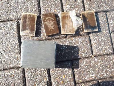 Man valt op door rijstijl, politie vindt hasj in zijn auto