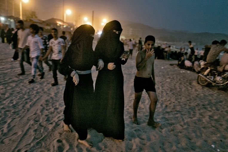 Inwoners van Aden vieren het Suikerfeest. Beeld Olivier Laban-Mattei / MYOP