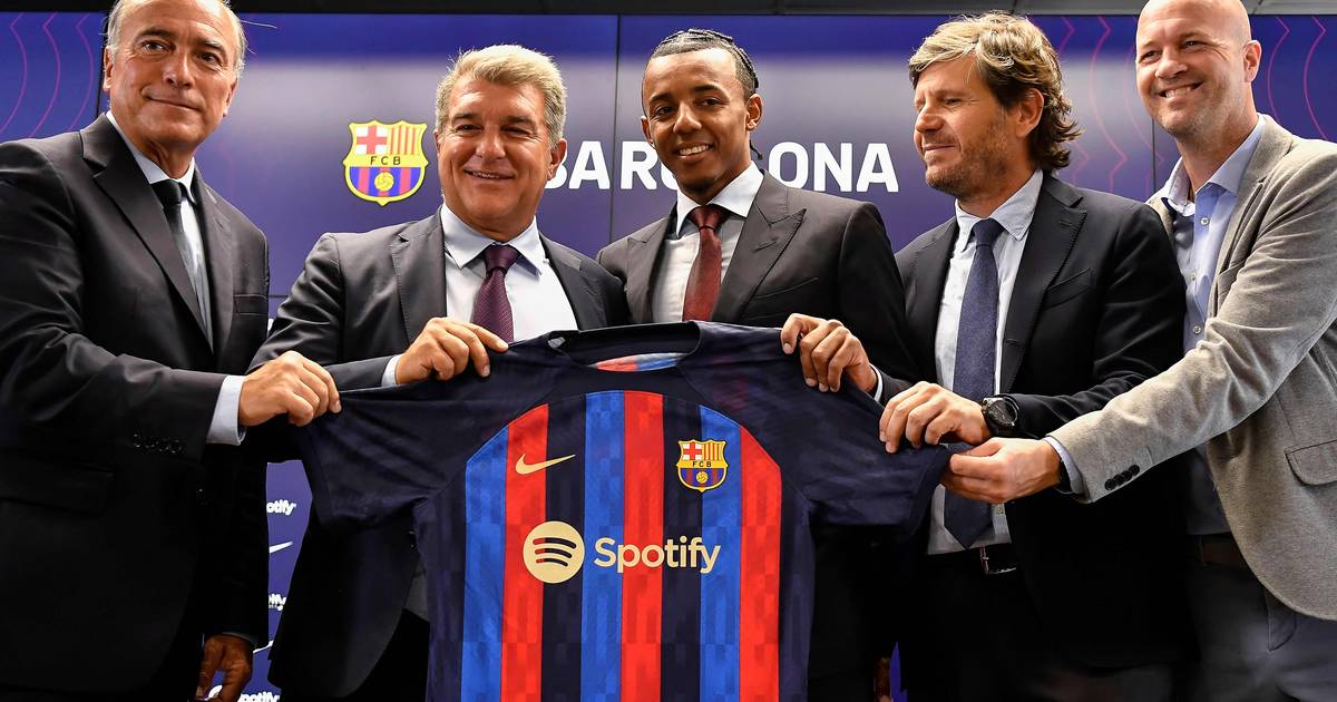 Чтобы иметь возможность зарегистрировать нового игрока Кунде: ФК «Барселона» продает часть дочерней компании за 100 миллионов евро |  Раздел Примера