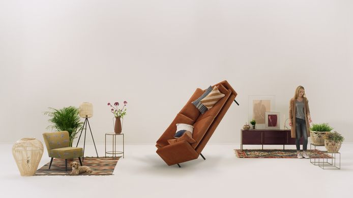 Still uit een Wehkamp-reclame waarin meubels door de woonkamer zweven. Het bedrijf wil innovatie en vernieuwing uitstralen en ‘de online shopbeleving continu verbeteren’.