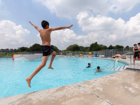 Zwemmen tussen hijskranen en graafmachines, buitenbaden Van Tuyllpark voor het laatst open