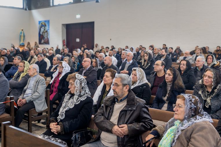 Een drukbezochte kerkdienst in de Syrisch-orthodoxe Sint Petrus en Pauluskerk in Enschede.  Beeld Herman Engbers