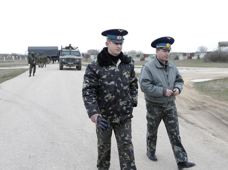 Oekraïense officieren keren terug van onderhandelingen met hun Russische tegenhangers. Beeld reuters