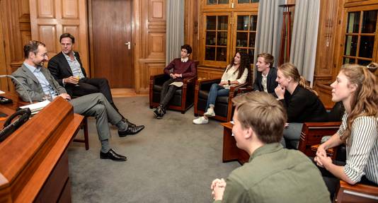 Premier Mark Rutte en minister Eric Wiebes (Economische Zaken en Klimaat) ontvangen scholieren over het klimaatbeleid.