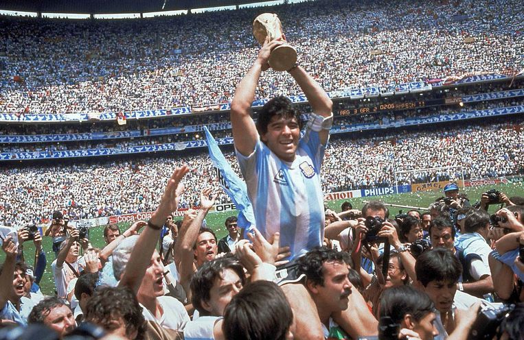 Diego Maradona houdt de wereldbeker omhoog na de 3-2-zege tegen West-Duitsland 1986, in het Mexicaanse Azteken-stadion. Beeld AP