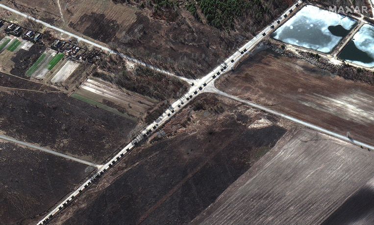Een 5 kilometer lang Russisch konvooi rijdt langs Ivankiv in Oekraïne op weg naar Kiev op 28 februari 2022. Beeld AFP