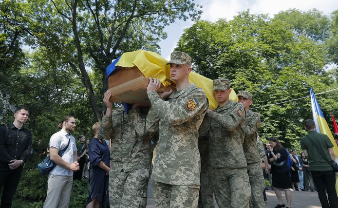 Oekraïense soldaten dragen de doodskist van een omgekomen soldaat in Kiev, Oekraïne.