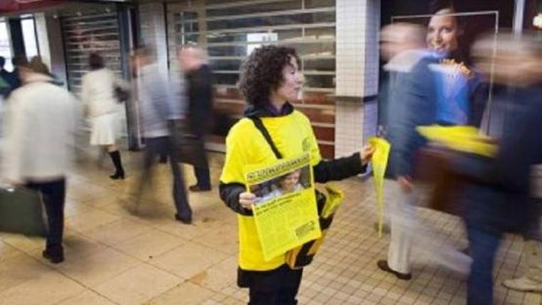Actiekranten uitdelen op station Utrecht Centraal. In juni startte de FNV daar al meer om te protesteren tegen de kabinetsplannen om de AOW-leeftijd te verhogen naar 67 jaar. (Rob Huibers) Beeld 