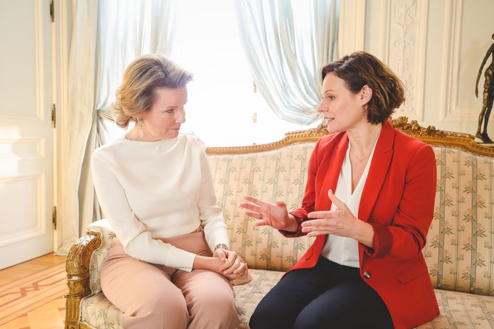 Koningin Mathilde in gesprek met Eva Peeters van ‘VTM NIEUWS’.