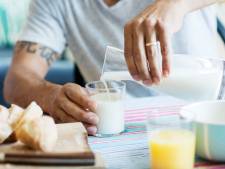 Je glaasje melk is spotgoedkoop: dat zorgt ervoor dat vlinders, insecten en vogels verdwijnen