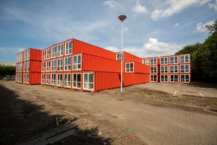 De containers staan momenteel nog opgeslagen, bedoeling is dat opgebouwd worden op een andere plek op het Unilever-terrein.