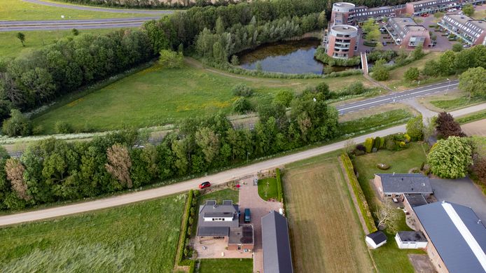 Projectontwikkelaar Mark van Thiel wil een fastfoodrestaurant/fitnesscentrum/hotel bouwen op het driehoekige stuk grond aan de andere kant van de bomenrij. Ruim 16 jaar geleden al ontstond dit plan. Nu krijgt hij groen licht.