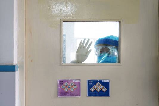 Een verpleger in een geïsoleerd deel van een ziekenhuis in China, ter illustratie. De Amerikaanse regering heeft de uitbraak van het nieuwe coronavirus tot “noodsituatie voor de volksgezondheid” verklaard. Vanaf twee februari worden alle Amerikaanse burgers die terugkeren uit Wuhan onder quarantaine gesteld.