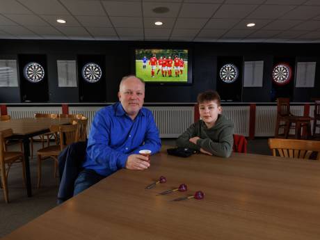 Vader Ane en zoon Joran zijn maar wat trots op de acht gloednieuwe dartsbanen in Biddinghuizen (en de voetbalclub ook)
