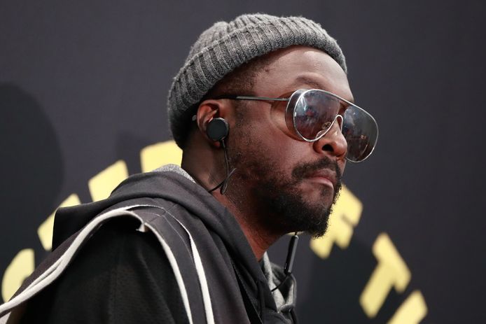 Black Eyed Peas-frontman Will.i.am zegt door een stewardess van zijn vlucht gehaald te zijn, omdat hij zwart is. Uiteindelijk moest hij zelfs uit het vliegtuig geëscorteerd worden door vijf politieagenten.