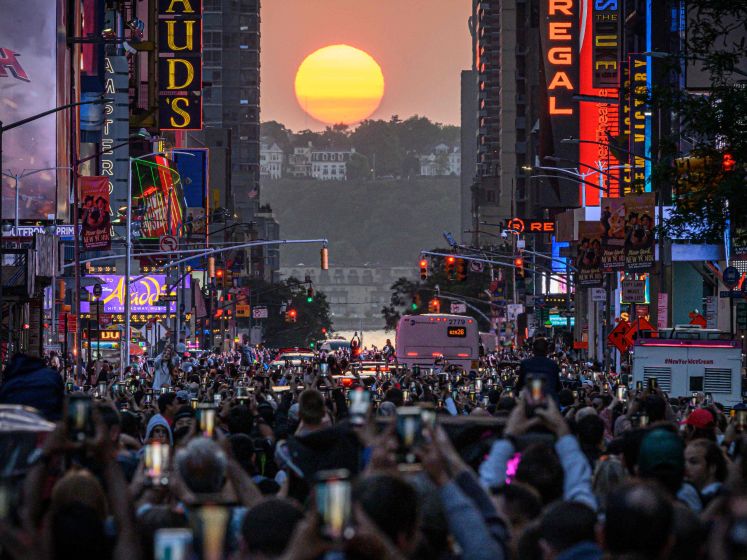 “Quelque chose d’unique”: une foule immense à New York pour admirer le merveilleux “Manhattanhenge” 