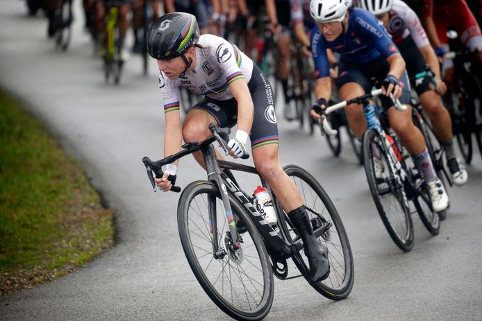 Annemiek van Vleuten op de kletsnatte wegen.