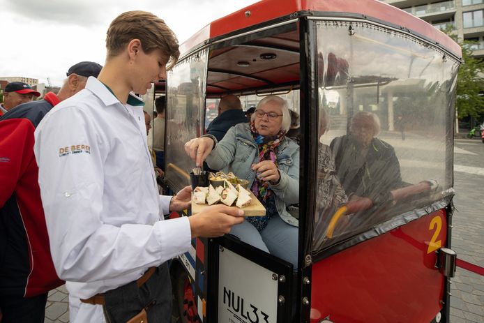 Bij De Beren wordt er een hapje uitgedeeld.