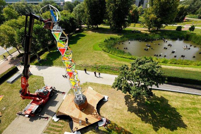 De Green Energy Mill Tower wordt opgebouwd op het TU/e-terrein.