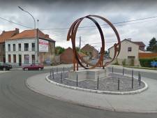 Une voiture décolle sur un rond-point et finit sa course sur le toit à Péruwelz