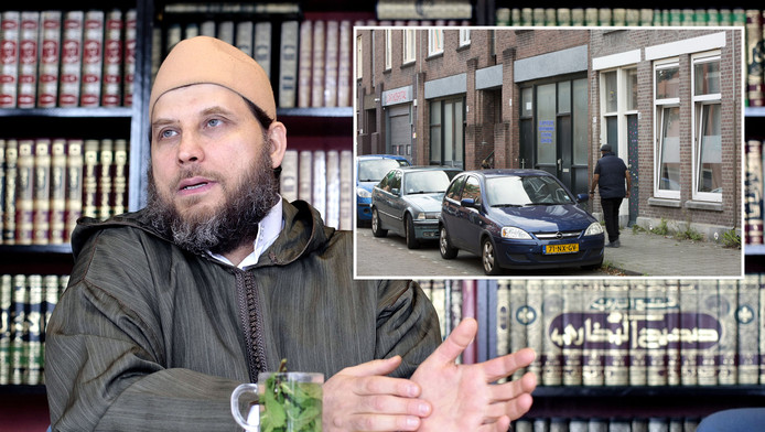 Imam Sjeik Fawaz Jneid is actief in een islamitische boekwinkel aan de  Cillierstraat in Transvaal (inzetje).