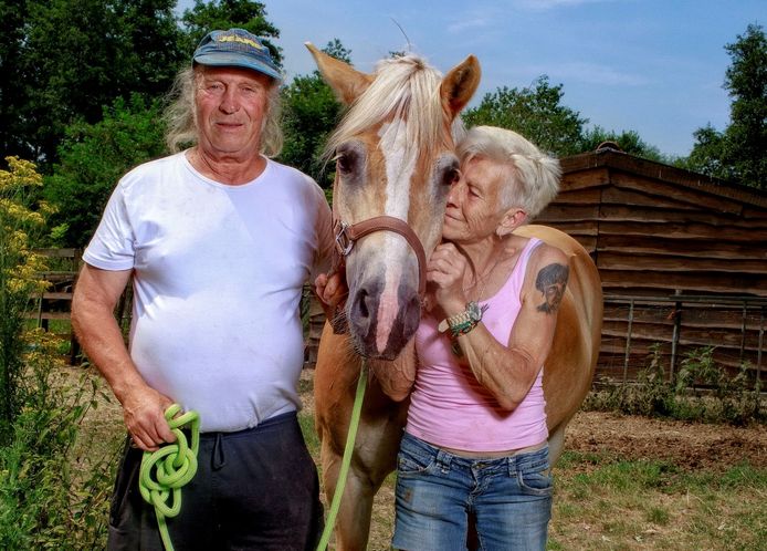 Ad Ruskus en zijn vriendin Gerda moeten van de gemeente Oisterwijk het dierenweitje vlakbij het spoor ontruimen.
