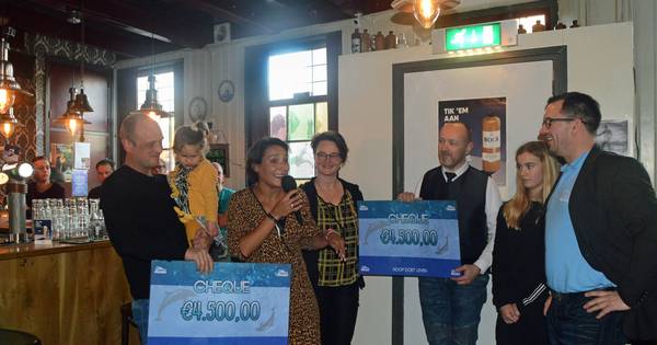 Niels en Celeste krijgen dolfijntherapie dankzij Ouwerkerkse Stichting Jens
