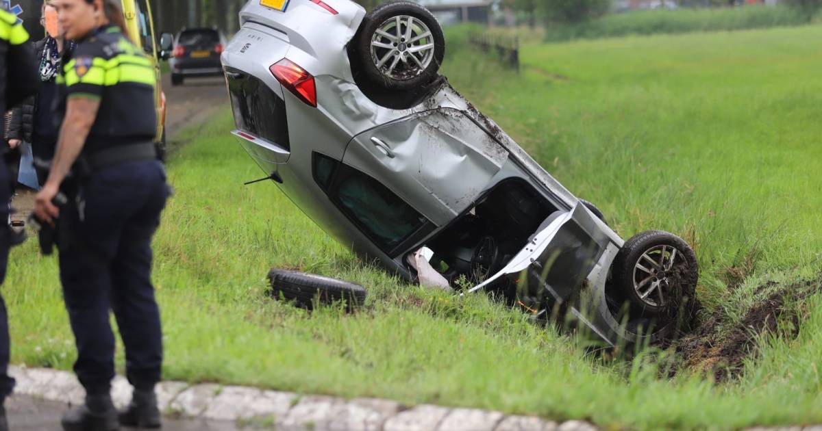 112 Nieuws: Auto rijdt sloot in naast N377 in Dedemsvaart | Vrachtwagens betrokken bij aanrijding op N35.