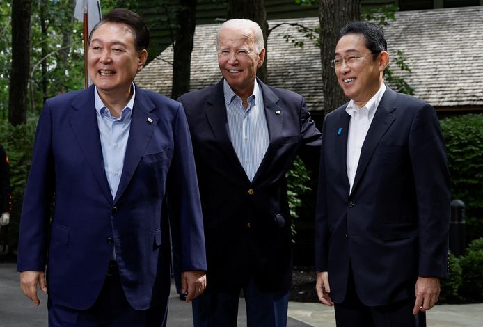 De Amerikaanse president Joe Biden met de Japanse premer Fumio Kishida en de Zuid-Koreaanse president  Yoon Suk Yeol vandaag bij Camp David.