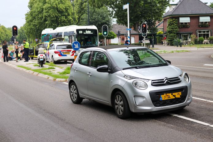 Scooterrijder gewond na botsing met auto in Apeldoorn.