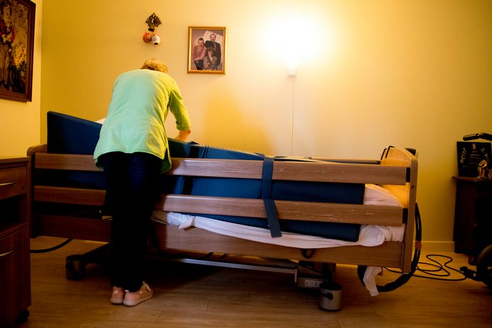 Dementerende ouderen hebben de hele dag zorg en aandacht nodig. ‘Piekmomenten bestaan niet.’