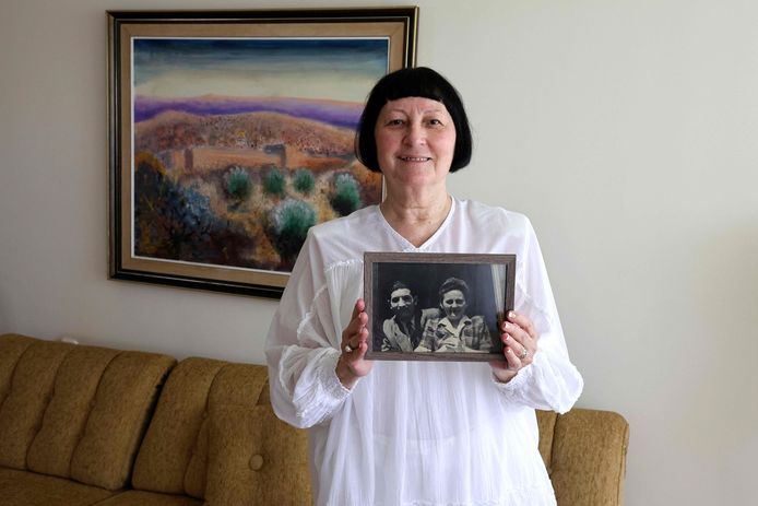 Shoshana Greenberg, dochter van Holocaustoverlevende, met een foto van haar ouders