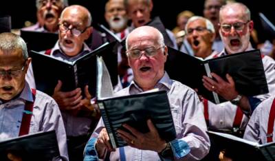 Mannenkoor Asten zingt voor 25 gouden en 6 diamanten paren