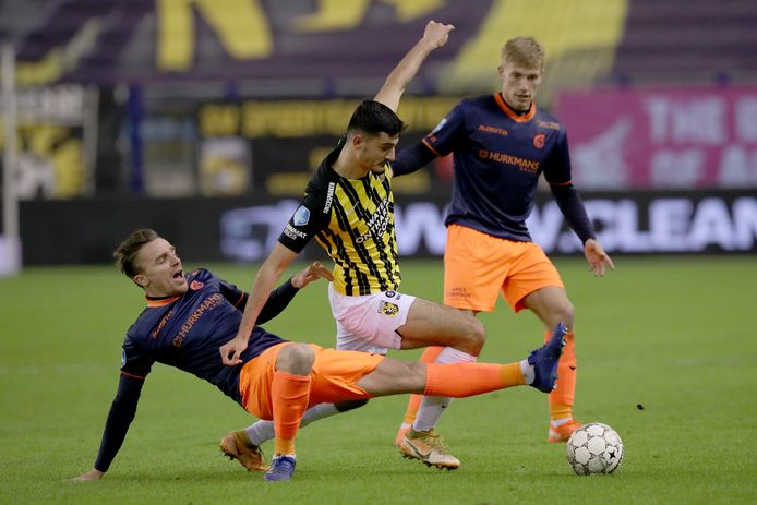 Armando Broja ontwijkt een tackle van Ben Rienstra van Fortuna Sittard.