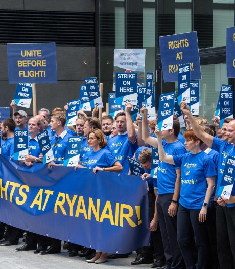 Direction et pilotes irlandais de Ryanair autour de la table