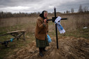 Een Oekraïense moeder bij het graf van haar zoon, die omkwam bij een invasie van Russische soldaten dicht bij Kiev.
