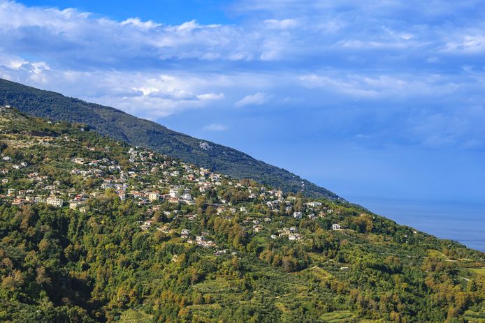 Een dorpje op het Griekse schiereiland Pilion. Hogerop de berg ligt een militaire basis.