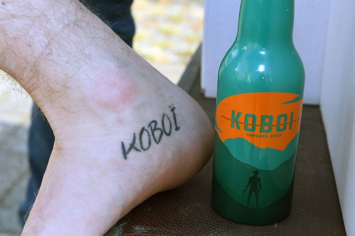 Ze lieten allemaal een tatoeage zetten op hun voet met ‘Koboi’.