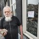 Steen door ruit van Amsterdammer (77) die 'Je Suis Charlie' voor raam hing