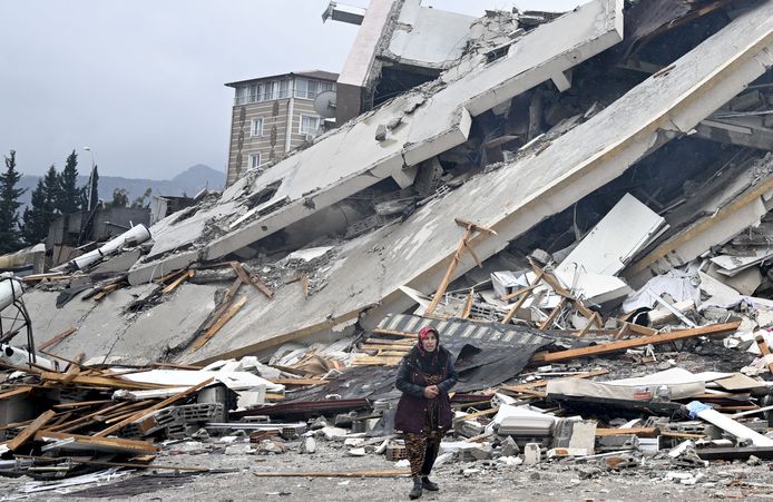 Veel gebouwen zijn ingestort, zoals hier in Hatay.