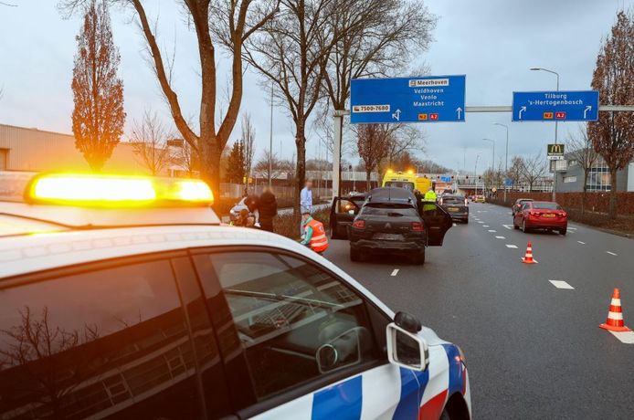 Drie auto's botsten op elkaar in Eindhoven.