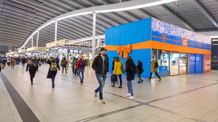 De pop-up store van Coolblue in de stationshal van Utrecht Centraal.