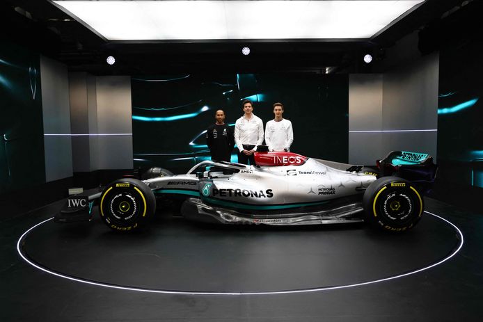 Lewis Hamilton, Toto Wolff en George Russell bij de nieuwe Mercedes.