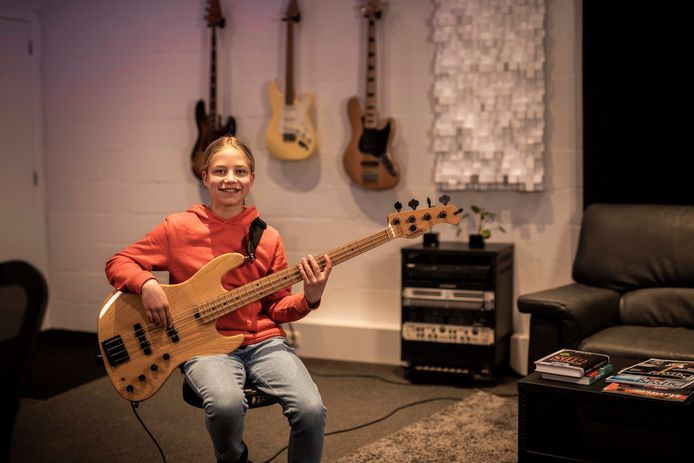 Lotte Claus (12) met haar basgitaar.