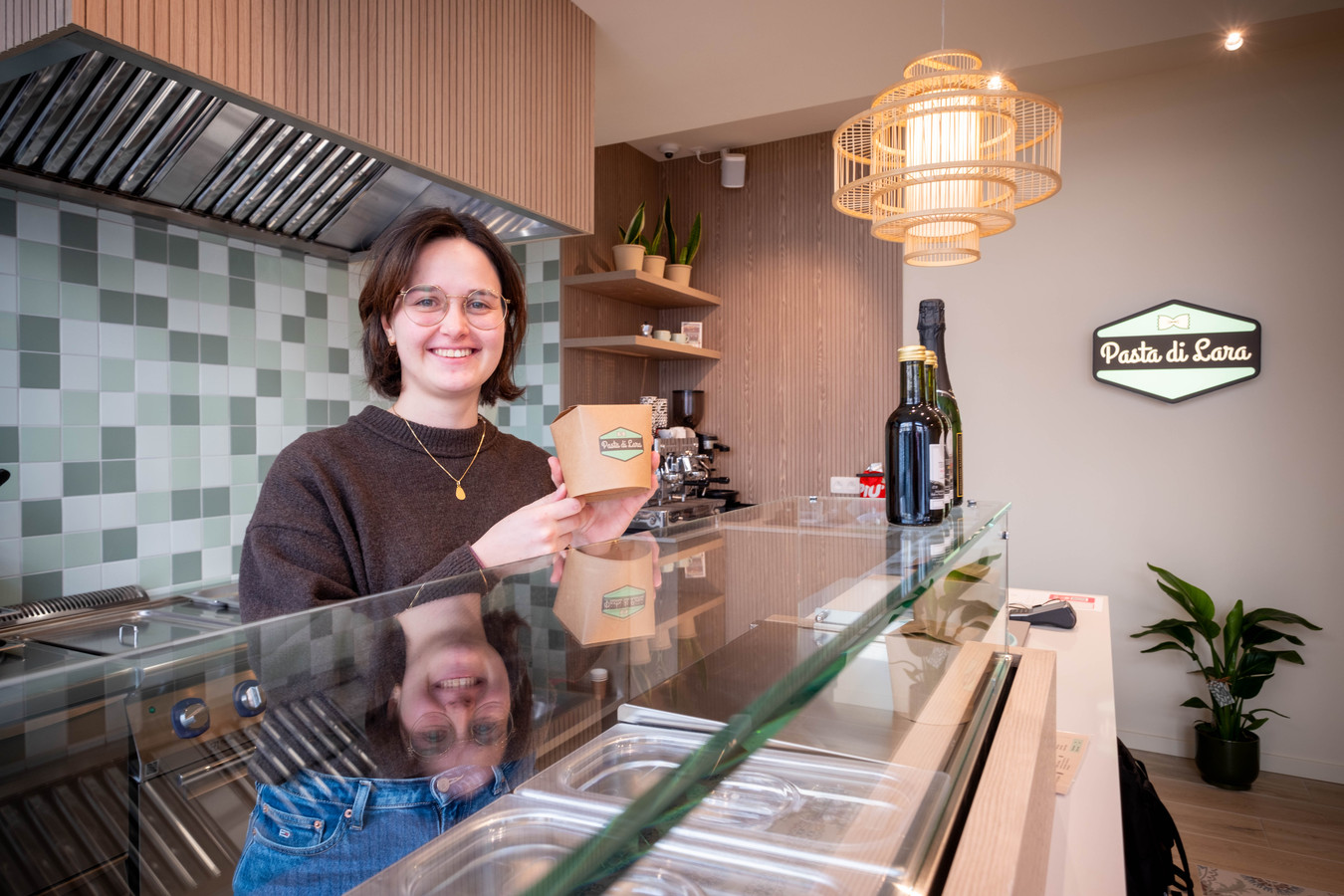 NET OPEN. Lara opent pastabar in voormalig bankkantoor “Mijn voorraad